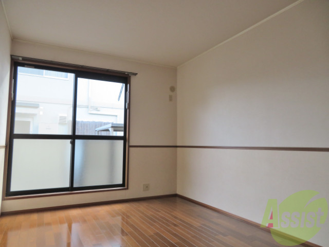 その他部屋・スペース　寝室は６．９帖の洋室です。ダブルベッドも余裕で置けますね。