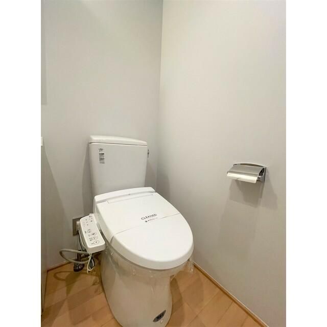 トイレ　落ち着いた色調のトイレです