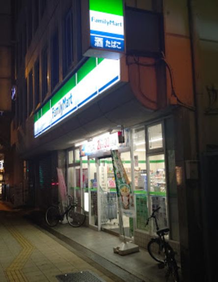 コンビニ　ファミリーマート 長堀橋駅南店（コンビニ）まで304m