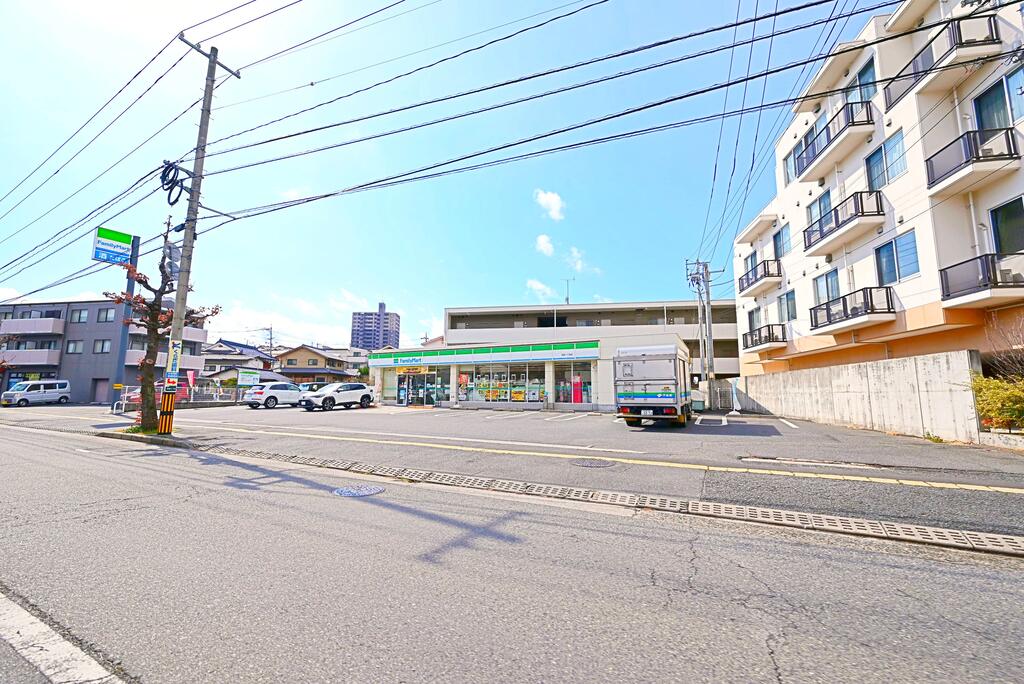 コンビニ　ファミリーマート浜田一丁目店（コンビニ）まで383m