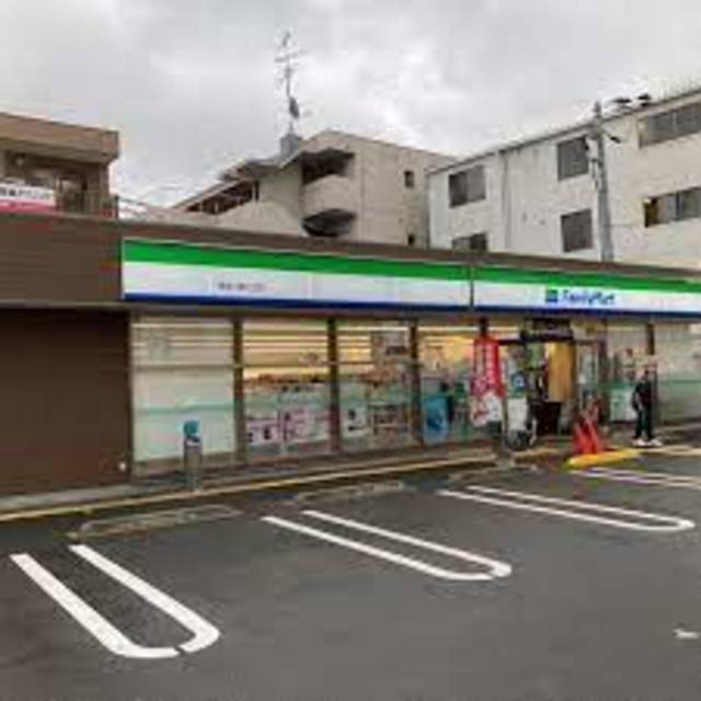 コンビニ　ファミリーマート東淀川南江口店（コンビニ）まで560m