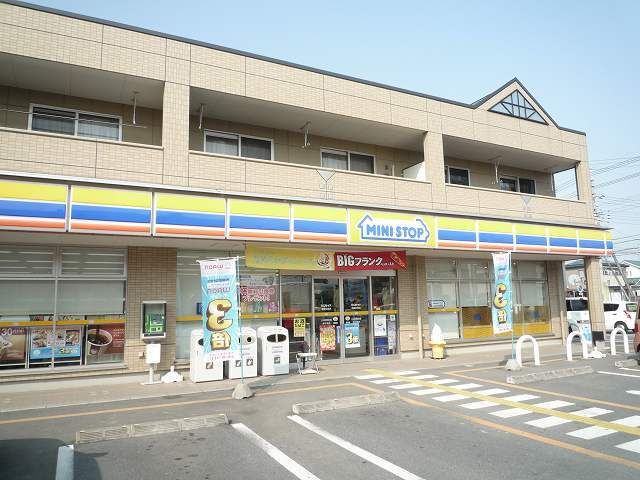 コンビニ　ミニストップ鴻巣松原店（コンビニ）まで300m