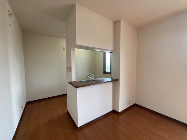 キッチン　隣の部屋の写真です。