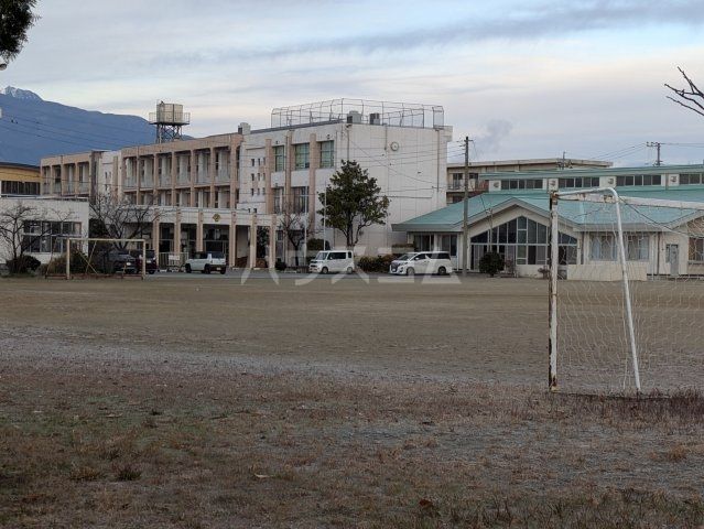 小学校　中央市立三村小学校（小学校）まで323m