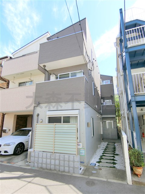 建物外観　2010年4月築　木造・RC鉄筋コンクリート造地上3階建て総