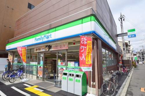 コンビニ　ファミリーマート 高殿七丁目店（コンビニ）まで25m