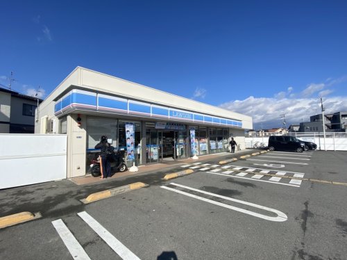 コンビニ　ローソン 富田林西板持店（コンビニ）まで74m