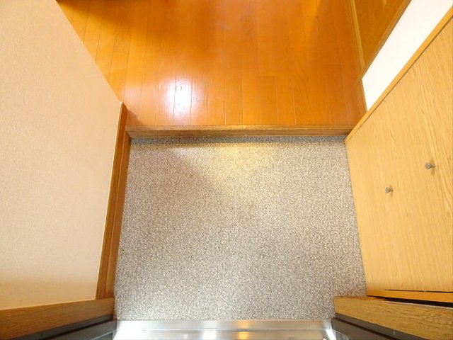 京王新線 幡ケ谷駅 徒歩15分 3階建 築30年の玄関写真