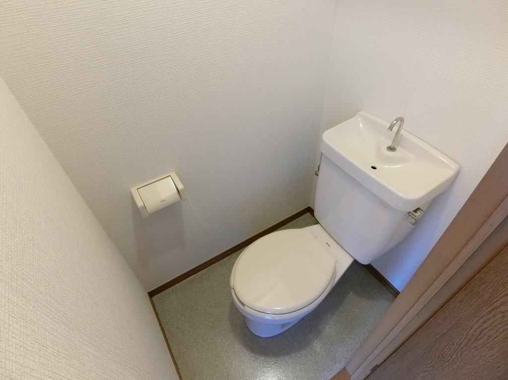 トイレ　トイレ内コンセントあります。