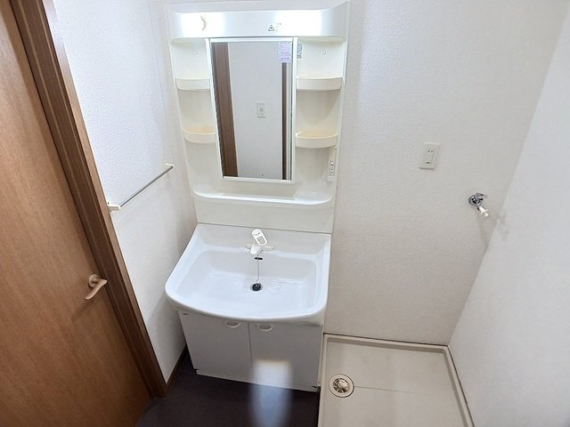 洗面設備　明るい洗面所です