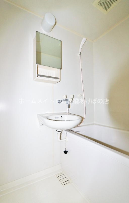 バス・シャワールーム　同型別部屋写真（反転）
