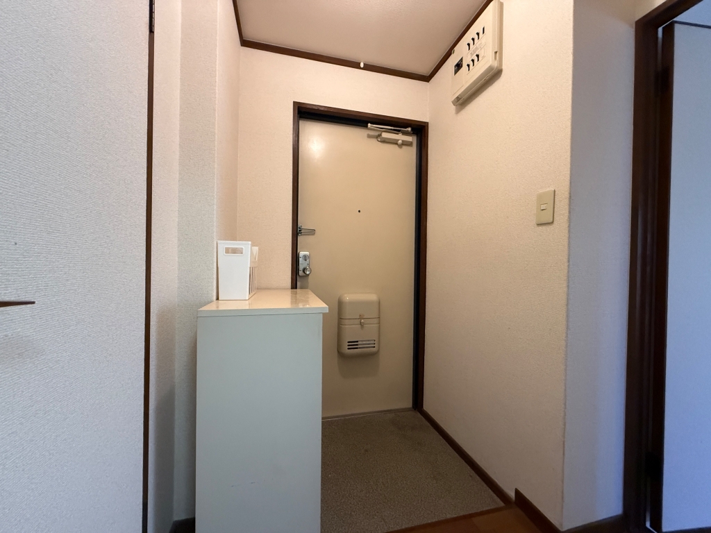 ＪＲ山陽本線 明石駅 バス乗車時間：23分 最寄りバス停で下車 徒歩2分 3階建 築34年の玄関写真