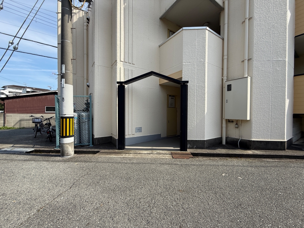 ＪＲ山陽本線 明石駅 バス乗車時間：23分 最寄りバス停で下車 徒歩2分 3階建 築34年の外観写真