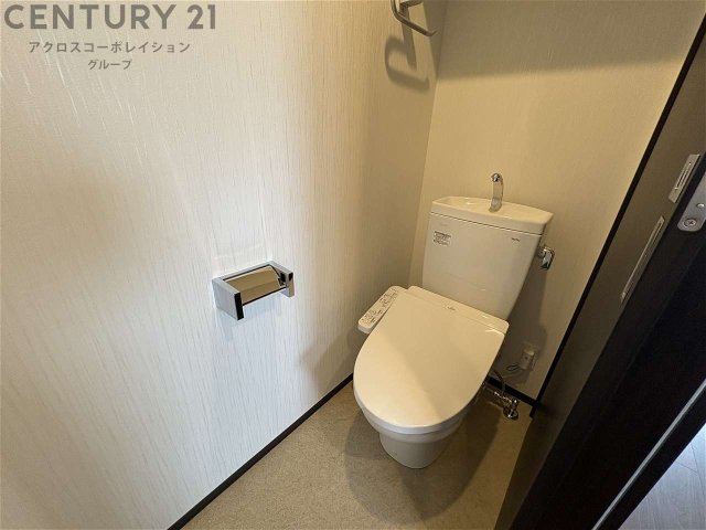 トイレ　温水洗浄便座付きのトイレです♪