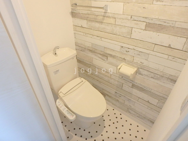 トイレ　嬉しい温水洗浄便座付きのトイレです。