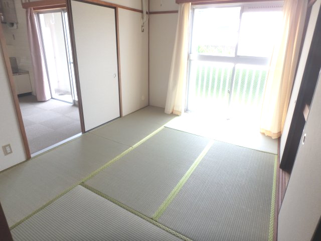 メゾン新美の居間写真