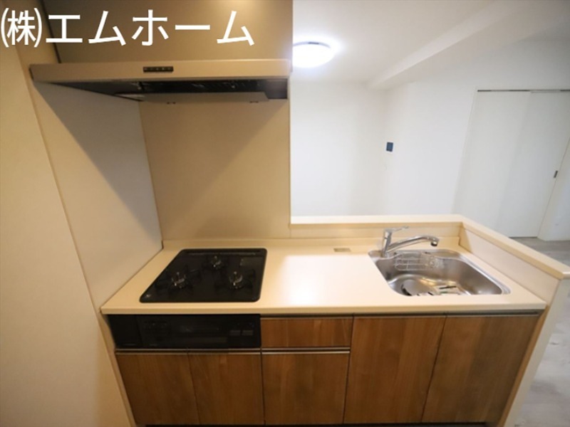 キッチン　システムキッチン（３口ガスコンログリル付き）