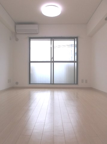 居室・リビング　落ち着いた色合いの床材を使用した居住空間
