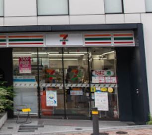 コンビニ　セブンイレブン港区赤坂駅南店（コンビニ）まで258m