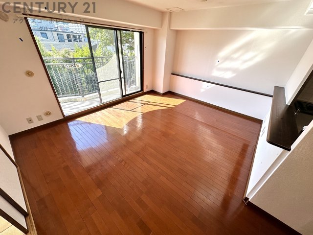 居室・リビング　床色が落ち着いた色合いで、とてもきれいです。