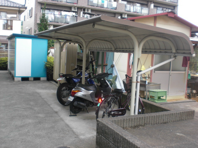 その他共有部分　駐輪場は嬉しい屋根付きです。
