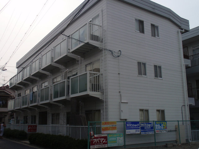 生駒郡斑鳩町興留のマンションの建物外観