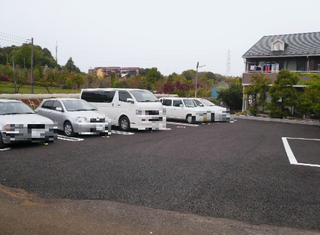 【横浜市神奈川区菅田町のアパートの駐車場】