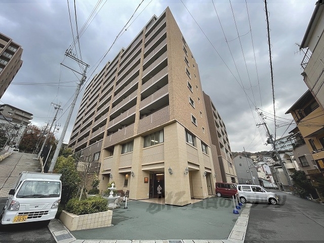 生駒市山崎新町のマンションの建物外観