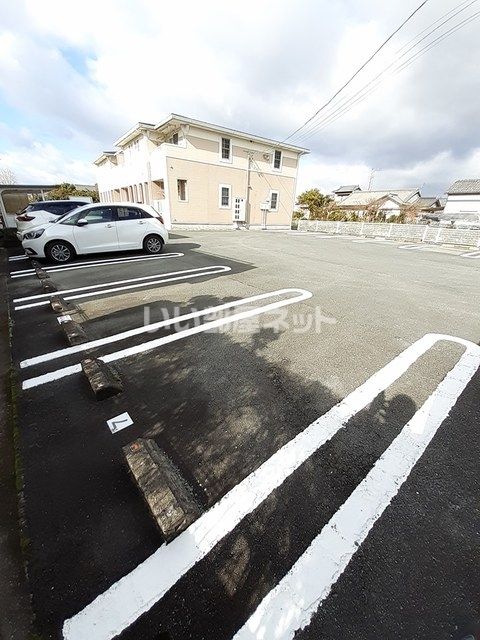 【津市一志町高野のアパートの駐車場】