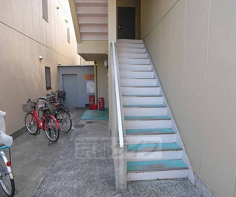 【京都市西京区大枝中山町のマンションのエントランス】