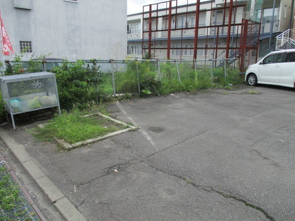 【旭川市東六条のアパートの駐車場】