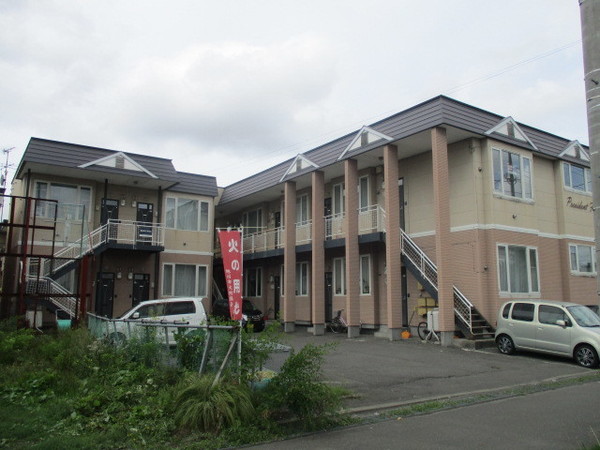 【旭川市東六条のアパートの建物外観】