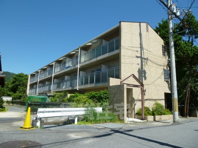 【大津市尾花川のマンションの建物外観】