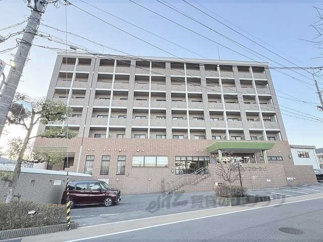 【京都市右京区太秦上ノ段町のマンションの建物外観】