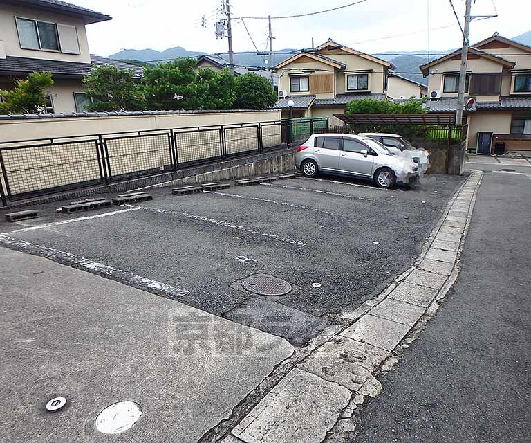 【京都市左京区岩倉上蔵町のアパートの駐車場】