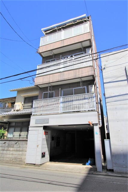 松山市道後一万のマンションの建物外観