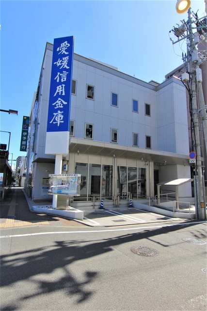 【松山市道後一万のマンションの銀行】