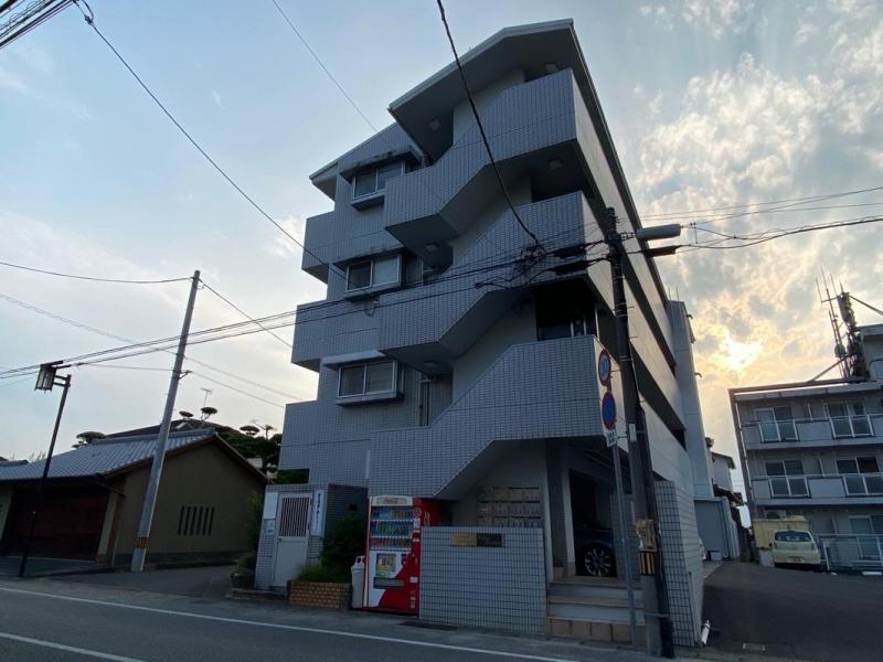 【高松市仏生山町のマンションの建物外観】