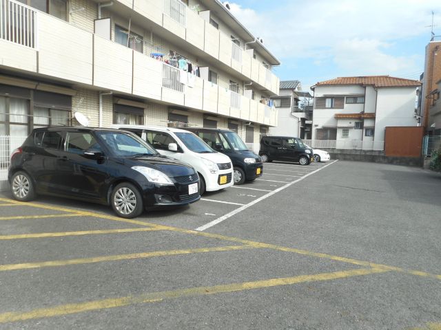 【泉大津市森町のマンションの駐車場】