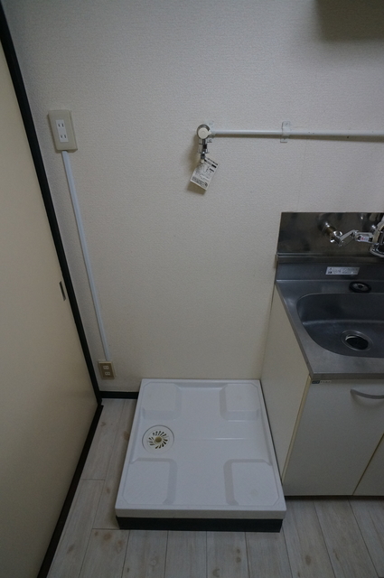 その他　洗濯機置き場は室内にあるので雨に濡れる心配はありません。