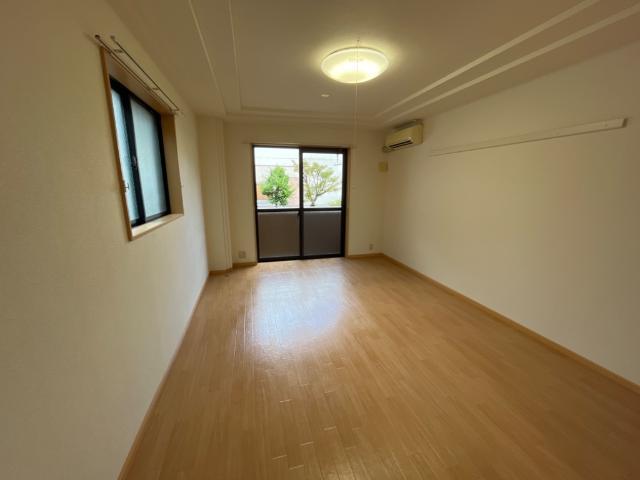 居室・リビング　室内