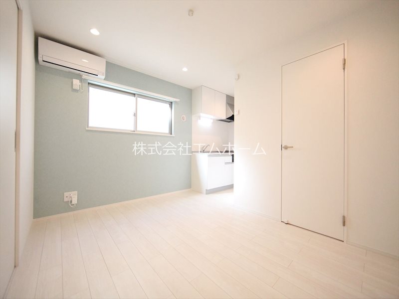 居室・リビング　ＬＤＫ8.3帖　システムキッチン　エアコン完備