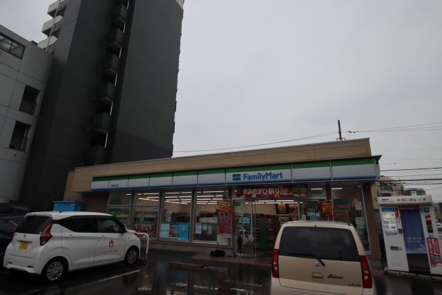 コンビニ　ファミリーマート　千種本山店（コンビニ）まで60m