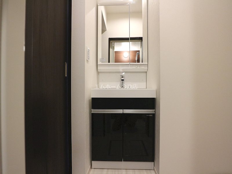 バス・シャワールーム　脱衣所　独立洗面台（シャンプードレッサー付）