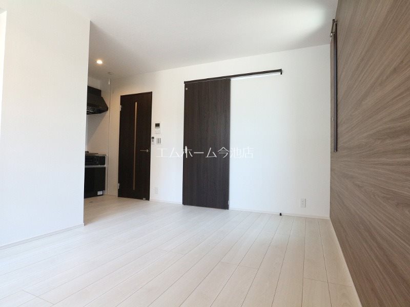 居室・リビング　LDK9.2帖　エアコン付　バルコニーに面しています