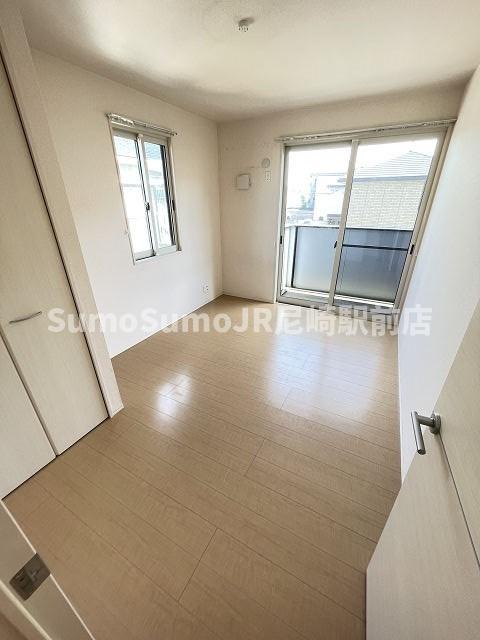 その他部屋・スペース　落ち着いた色調の寝室です