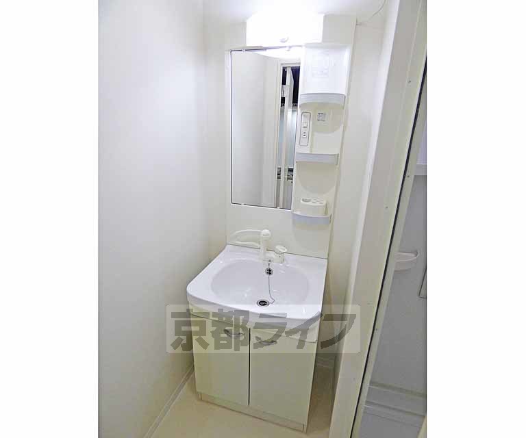 洗面設備　大きな洗面台です。