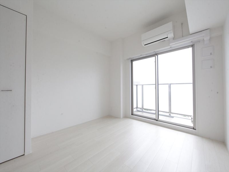 バルコニー　洋室7.0帖　エアコン完備　バルコニーに面しています