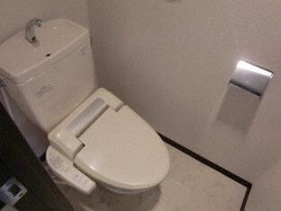 トイレ　※写真は別号室です。