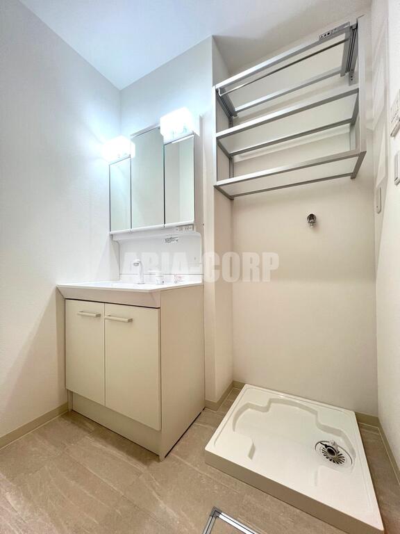 洗面設備　三面鏡タイプの独立洗面台を採用♪